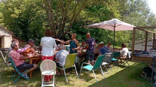 Le grand gîte de groupe pour se retrouver entre amis ou en grande famille. Détente et repas au frais dans le jardin.